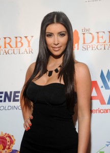 Kim-Kardashian-House-of-Harlow-Gold-Chandelier-Necklace-3